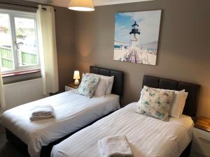 two beds sitting next to each other in a bedroom at Chester Cottage in Frodingham