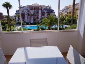 Bazén v ubytovaní Appartement Torre La Mata alebo v jeho blízkosti