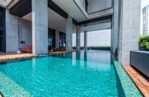 een zwembad in een gebouw met blauw water bij Arcoris Mont Kiara next 163plaza 1-4Pax one plus one Bedroom in Kuala Lumpur