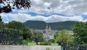 Una vista de una ciudad con montañas al fondo. en La Roséa, en Mende 2 fotos más