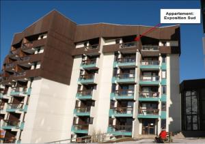 a building with a red arrow pointing to an apartment explosion sign at LES MENUIRES REBERTY in Les Menuires