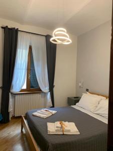 1 dormitorio con 1 cama con 2 toallas en San Domenico House, en Arezzo