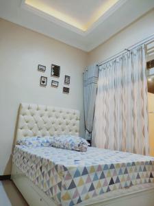 Schlafzimmer mit einem Bett und einem Fenster in der Unterkunft Villa Dean in Batu