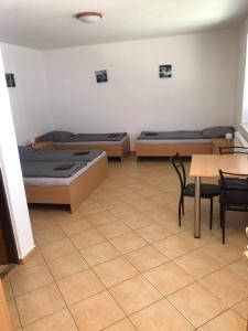 Posteľ alebo postele v izbe v ubytovaní Penzion Adamčík