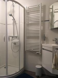 bagno con doccia e lavandino di LauRina - Chambre, SDB, terrasse, arrivée autonome a Royan
