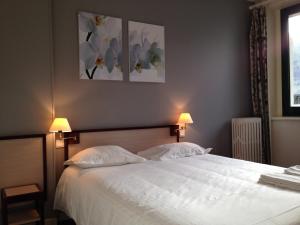 サン・マロにあるホテル ダレットのベッドルーム1室(白い枕2つ付きのベッド1台付)