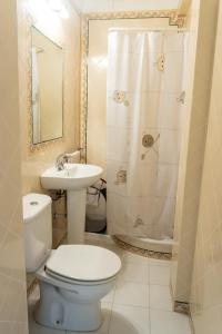 uma casa de banho com um WC, um lavatório e um chuveiro em Casa da Costa em Carvoeiro