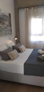 Tempat tidur dalam kamar di Ático Loft en frente al mar terraza vista espectacular