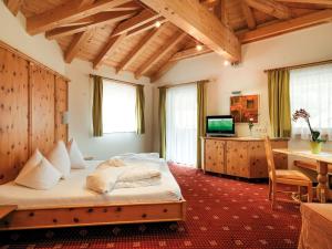 Un pat sau paturi într-o cameră la Hotel Enzian