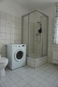 La salle de bains est pourvue d'un lave-linge et d'une douche. dans l'établissement Maritim #1, à Peenemünde