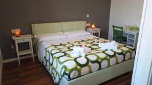チビタベッキアにあるB&B HomEitaly Civitavecchiaのベッドルーム1室(ベッド1台、テーブル2台、椅子付)