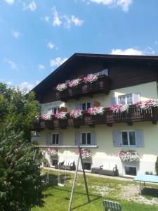 un edificio con macetas en los balcones en Garni Hattlerhof B&B, en Brunico