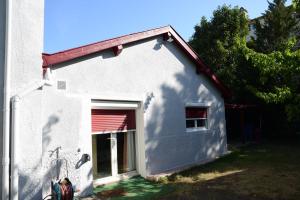 een wit gebouw met een rood dak bij Villa Seignemartin in Lyon