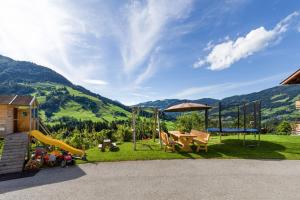einen Spielplatz mit einem Tisch und einer Rutsche in der Unterkunft Grillinghof in Kirchberg in Tirol