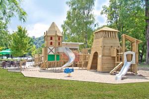 un parque infantil con tobogán y estructura de juegos en Villa Aina Boutique Hotel en Laško
