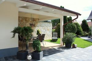 eine Terrasse mit einem Tisch und einer Steinmauer in der Unterkunft Ferienhaus Zum Gässchen in Weißenfels