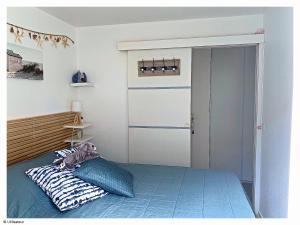 Rúm í herbergi á Cabourg, Appartement plain pied avec terrasse accès direct à la plage