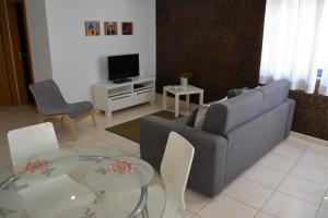 a living room with a couch and a table at Cerca da Vitória 1 Sesimbra in Sesimbra