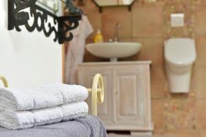 łazienka z umywalką i ręcznikami na ladzie w obiekcie Ferienwohnung Axcher Hof w mieście Weitersborn