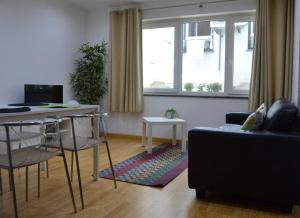 ein Wohnzimmer mit einer Couch und einem Tisch in der Unterkunft Cerca da Vitoria 2 Sesimbra in Sesimbra
