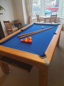 una mesa de billar con bolas encima en Glascoed Guest House, en Llandudno