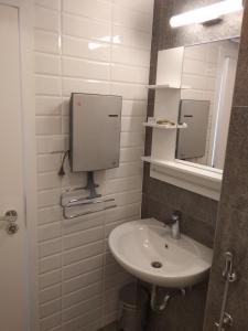 ein weißes Badezimmer mit Waschbecken und Spiegel in der Unterkunft Комплекс Падалото "ЕТНО" in Smoljan + 45 Fotos