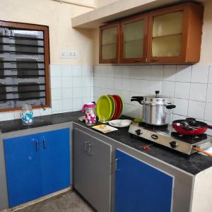 Ett kök eller pentry på Kushi HomeStay Guest House