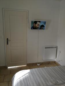a bedroom with a door with a picture on the wall at F2 cozy proche paris, aéroport CDG in Clichy-sous-Bois