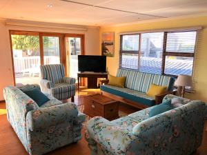 Et tv og/eller underholdning på Happy Waves Holiday Home