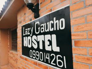 Um certificado, prêmio, placa ou outro documento exibido em Hostel Lazy Gaucho