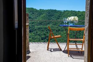einen Tisch und zwei Stühle auf einem Balkon in der Unterkunft Palazzo del Diplomatico in Belmonte Calabro