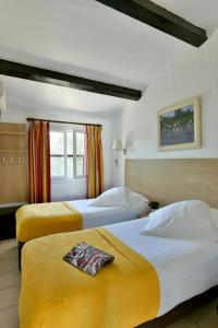 En eller flere senge i et værelse på Mas de la Grenouillère Hôtel et Centre équestre en pleine nature
