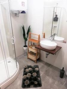 een badkamer met een wastafel, een bad en een douche bij Apartment Leggero in Moravske-Toplice