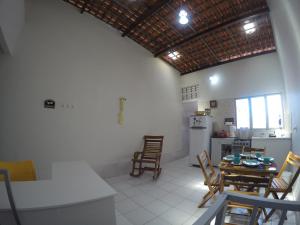 Una cocina y un comedor con mesa y sillas. en Casas Maragogi 12, en Maragogi