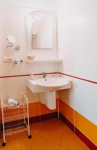 łazienka z umywalką i lustrem w obiekcie Hotel Dar w Pradze