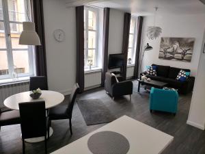 Le FOURNIRUE T2 في ميتز: غرفة معيشة مع أريكة وطاولة