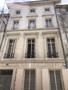 un gran edificio blanco con ventanas y balcones en Résidence Austerlitz centre Angouleme, en Angulema