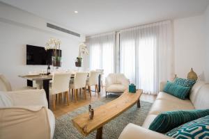 - un salon avec une table et une salle à manger dans l'établissement Rav Kook Luxury Complex - 4BDR, à Jérusalem