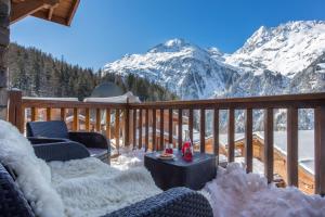 a balcony with snow covered chairs and a view of a mountain at Chalet Nido dell'Aquila in Sainte-Foy-Tarentaise