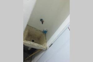 a sink in the corner of a room at Comodo apartamento en el centro de la ciudad in Santiago de los Caballeros