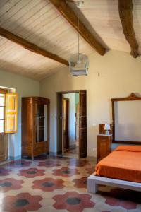 ein Schlafzimmer mit einem Bett und einer Holzdecke in der Unterkunft Palazzo del Diplomatico in Belmonte Calabro