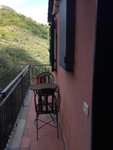 MontaleにあるAppartamento Margheritaのパティオ(テーブル、椅子付)