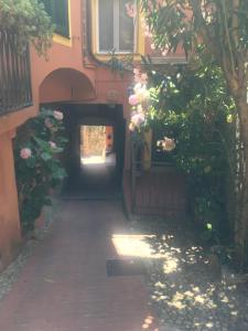 an alley with a building with flowers on it at Appartamento Ortensia in Montale