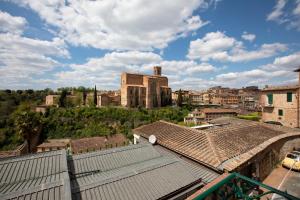 Blick auf eine Stadt mit Gebäuden auf einem Hügel in der Unterkunft Casa Siena Vallepiatta in Siena