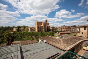 uma vista para uma cidade com edifícios numa colina em Casa Siena Vallepiatta em Siena