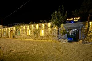 ギョレメにあるCappa Cave Hotelの夜間照明付きの石造りの建物