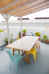 einen Holztisch und Stühle auf einer Terrasse in der Unterkunft Casa de Océano in Tarifa