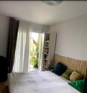 sypialnia z łóżkiem i oknem w obiekcie Pipacs w mieście Balatonszárszó