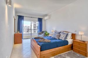 En eller flere senge i et værelse på Colina Sol T2 Quarteira Beach