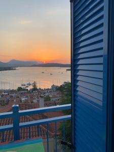 uma vista para o pôr-do-sol a partir da varanda de uma casa em VERANDA BLUE - POROS em Poros